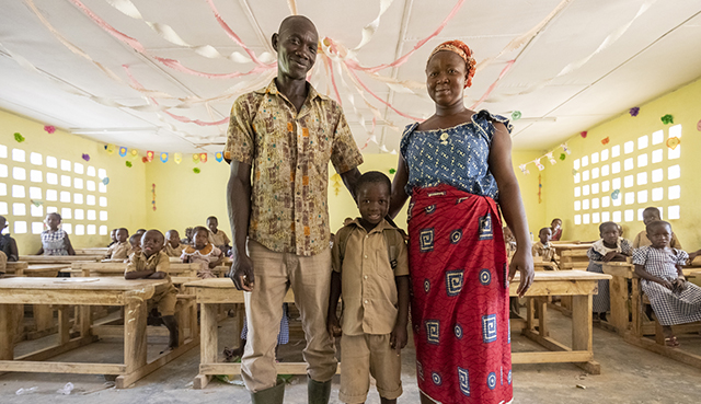 Parents and child in classroom 父母和孩子在教室里