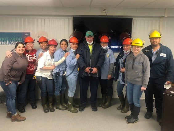 Rosa Baeza with team at Schuyler Protein plant 3 X 2 Rosa Baeza与团队在Schuyler蛋白植物3 x 2